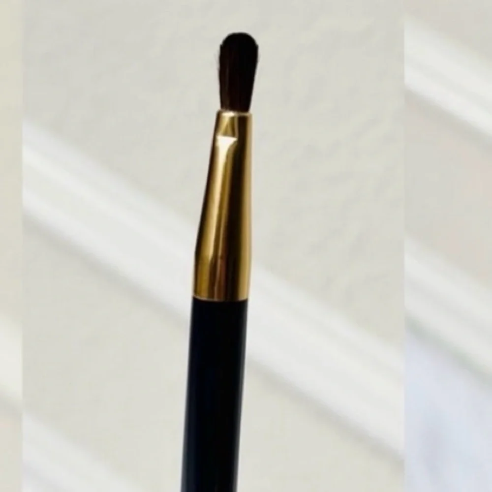 🆕 No Tag, Estée Lauder Small Eye Shadow Contour Brush.